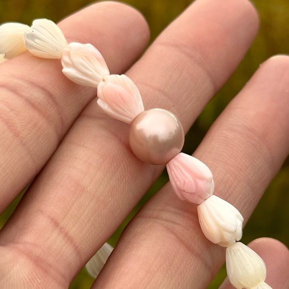 B20. Gorgeous Queen conch shells Mother of Pearl Pikake & Edison pearl Bracelet - Picture 5 of 10